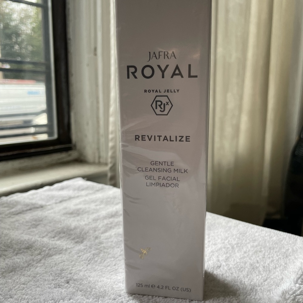 JAFRA Royal Jelly Revitalize Gentle cleansing milk